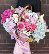 Цветочная композиция из Розы, Хризантемы, Пионы и Лизиантусы в корзине в Перевицкий Торжок