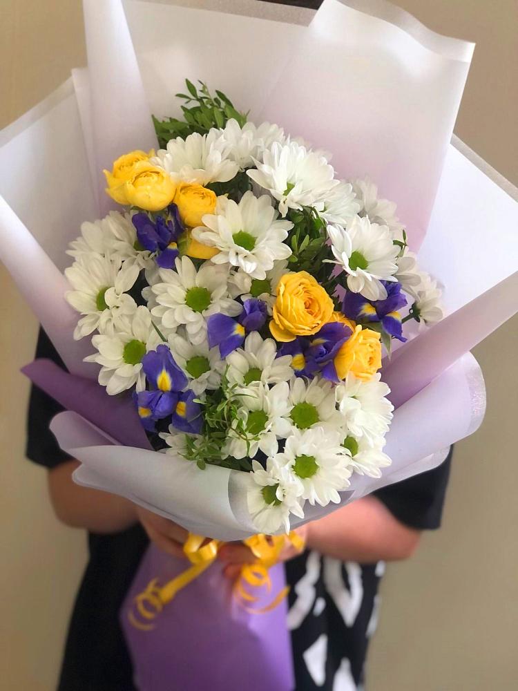 Букет цветов из: Ирисы, Хризантемы и Розы в Перевицкий Торжок