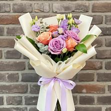 Букет цветов из:  Лизиантусы и Розы в Перевицкий Торжок